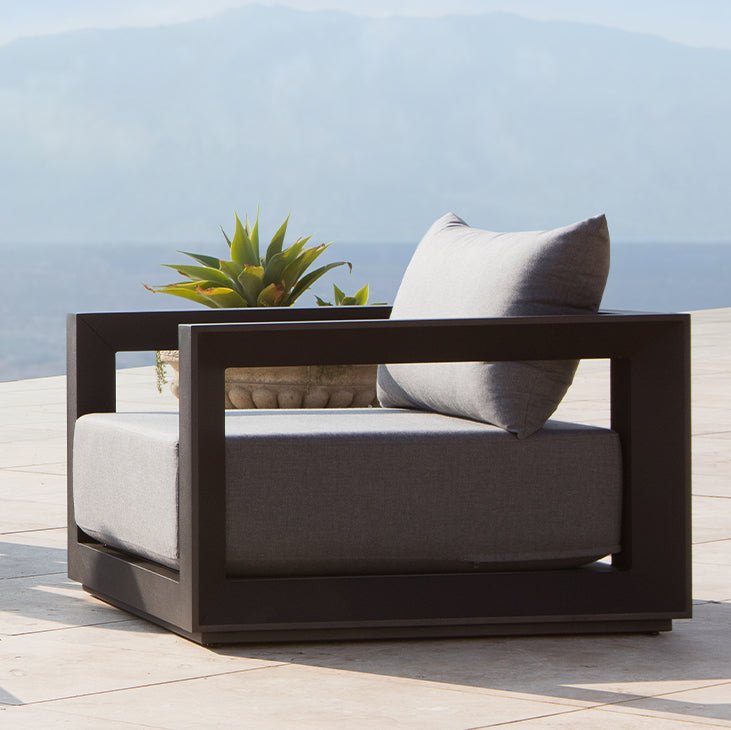 Vaucluse Lounge Chair | Aluminum Asteroid, Panama Grafito, Batyline Silver
