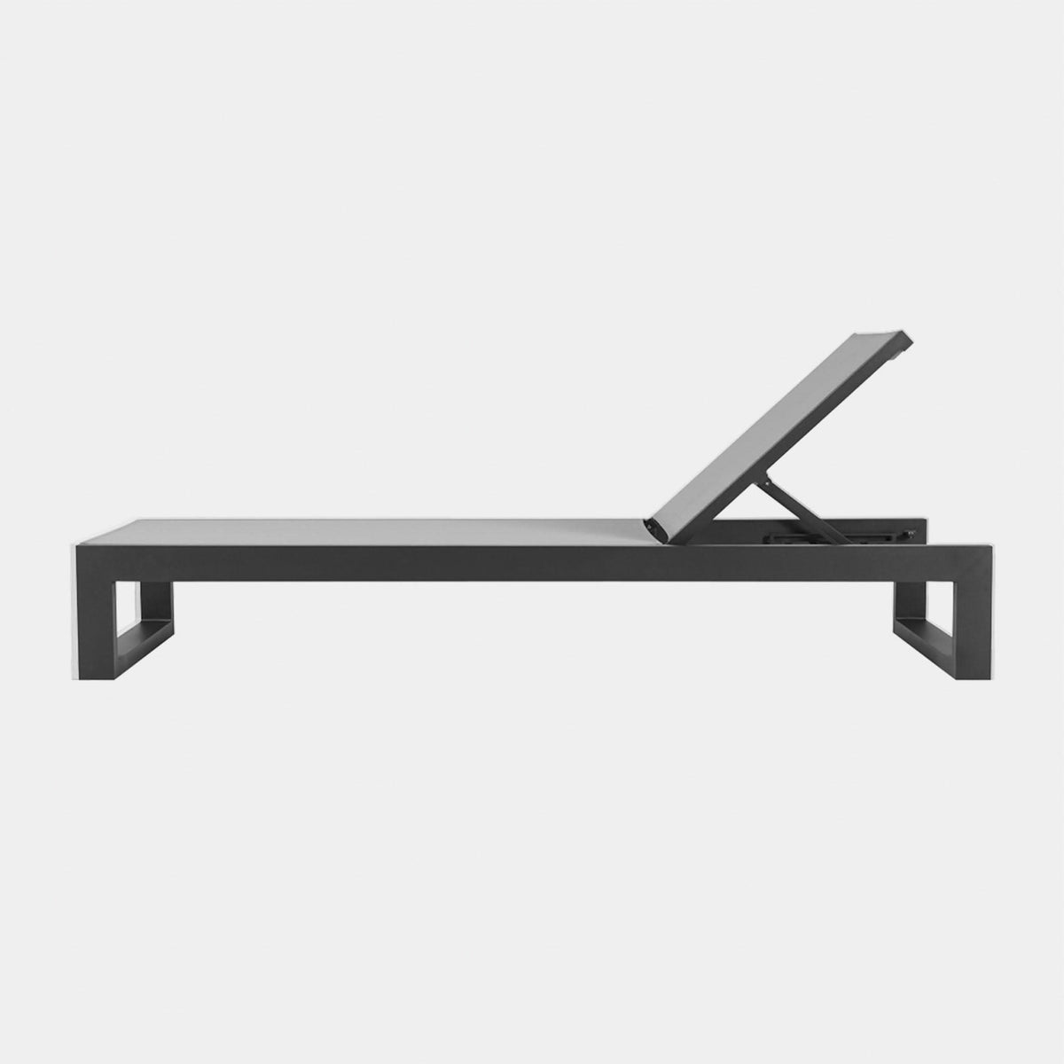 Hampton Sun Lounge | Aluminum Asteroid, Batyline Silver,